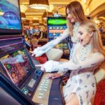 Slot Online vs Slot Kasino: Mana yang Lebih Menguntungkan?